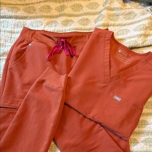 Figs Terracotta Scrub Set with Magenta Drawstring